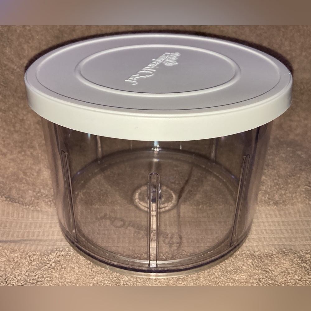 COPY 2 - PAMPERED CHEF MANUAL FOOD PROCESSOR REPLACEMENT 3 CUP BOWL INCLUDES LID